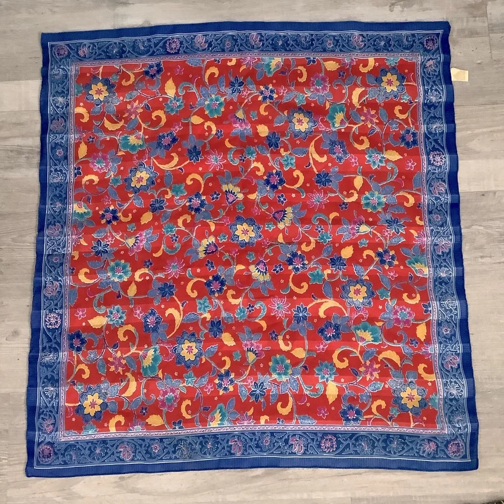 VINTAGE SILKEN POLYESTER BY BIRKSHIRE SCARF🌻